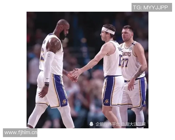 东契奇与里夫斯联手发威勇士油漆区内线防守漏洞显著