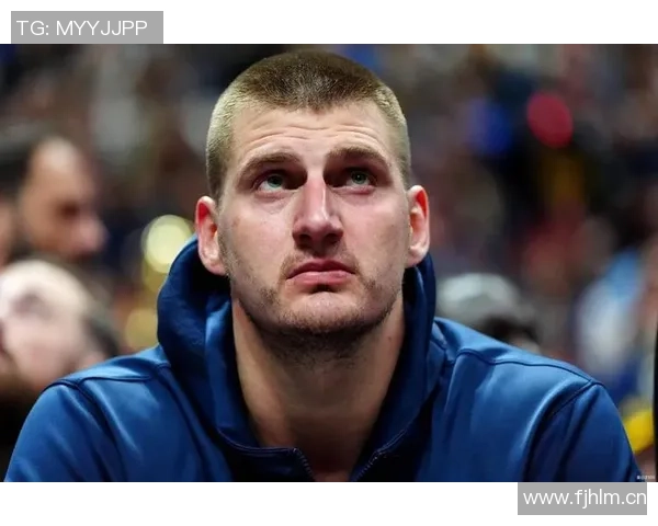 约基奇身着西装热情指导替补席皮克特频频点头展现默契配合