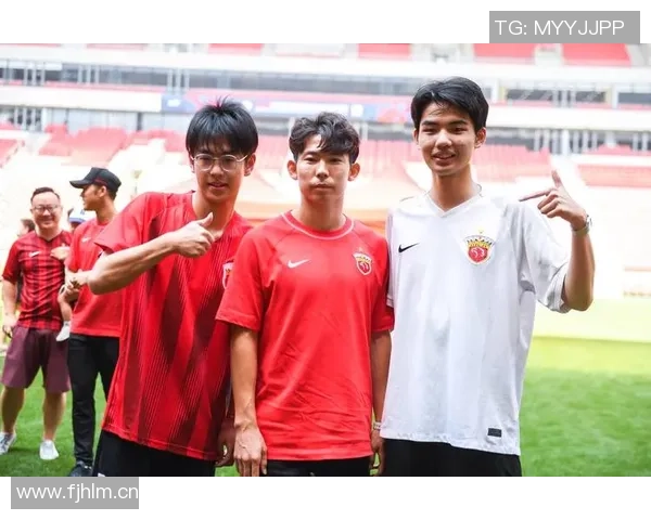 记者展示海港新赛季球衣清新红色造型引发球迷热议